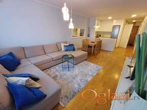 Trosoban lepo namešten stan u centru