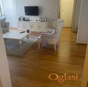 Izdaje se kompletno namešten dvosoban stan u Centru Novog Sada