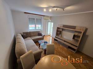 GRBAVICA, DVOSOBAN STAN SA PARKINGOM U DVORIŠTU , BLIZU PROMENADE, SPENSA, FAKULTETA, MEDICINSKOG FAKULTETA U ULICI KOLO SRPSKIH SESTARA