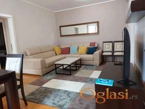 **Izdaje se luksuzno opremljen trosoban stan – 65 m², odlična lokacija**