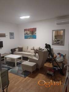 NAMESTEN JEDNOIPOSOBAN STAN NA PODBARI SA DVORISTEM