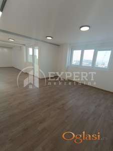 Izdaje se poslovni prostor 229m2 u strogom centru grada
