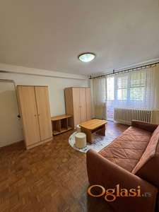 NAMESTEN DVOSOBAN STAN KOD ZELEZNICKE STANICE