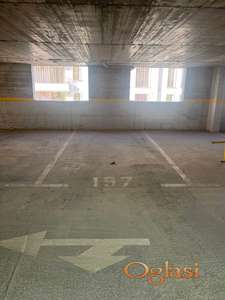 Hitno - garažno mesto u centru Rume