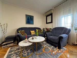 Odlčan stan u centru sa parking mestom i velikim terasama ID#2477