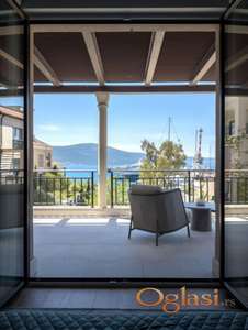 Novi trosoban penthouse s krovnim bazenom - Porto Montenegro