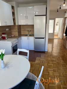 Odmah useljiv trosoban stan u Kralja Petra