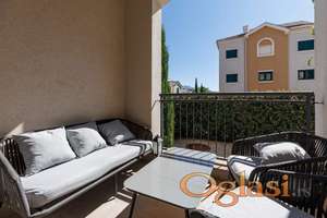 Apartman s terasom i dvorištem u Luštica Bay