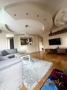 Kompletno namešten trosoban stan u centru sa dva garažna mesta