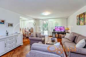 Kuća sa 3 stambene jedinice i 2 garaže, parcela 484m²