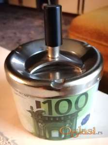 Lepo dizajnirana metalna pepeljara