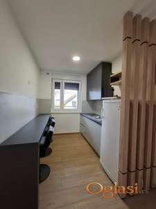 Troiposoban stan sa parkingom i komplet kuhinjom!