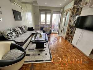 Izdaje se kompletno opremljen jednoiposoban stan na atraktivnoj lokaciji – Bulevar oslobođenja.