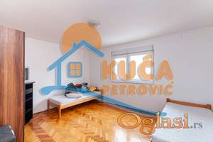 Na prodaju dva stana u kući, Branko Bjegović, 306m2, plac 353m2