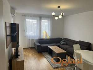 IZDAVANJE  DVOSOBNOG STANA SA GARAŽNIM NESTOM U NOVOJ ZGRADI U PRERADOVIĆEVOJ ULICI