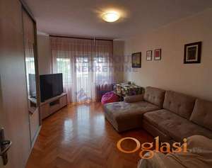 Trosoban stan, atraktivna lokacija, Grbavica, šifra u bazi 574162