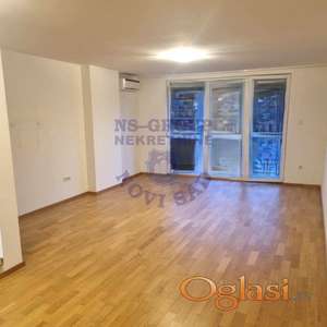 Izdaje se prostran, petosoban dupleks u jednoj od najpoznatijih ulica na Grbavici