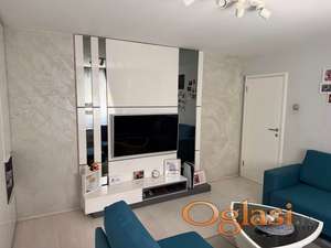 Četvorosoban stan na prodaju, Novo Naselje 92+7 m2, kompletno renoviran, dva ulaza