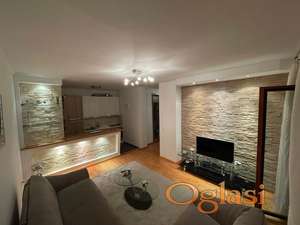 PRODAJA LEPO NAMEŠTENOG STANA U STAROM GRADU