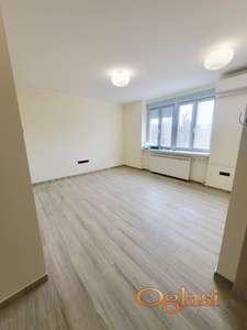 Kompletno renovirana garsonjera, Stari grad