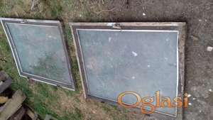 Dva metalna prozora sa staklom bez stoka 50 E komad