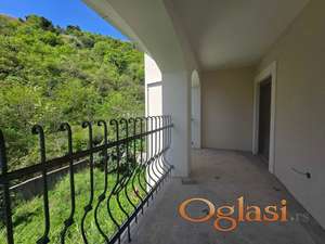 Prodaje se nova apartmanska kuca sa 6 stanova - Becici