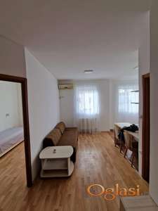 RENOVIRAN-PET FRIENDLY NAMEŠTEN JEDNOSOBAN STAN U CENTRU 300 EVRA