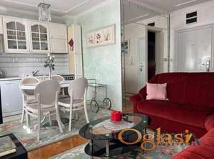  LEPO NAMEŠTEN DVOSOBAN STAN SA PARKING MESTOM NA GRBAVICI