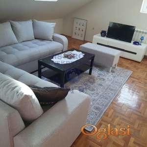 Izdaje se veoma lep, trosoban stan, u blizini Bulevara Evrope.