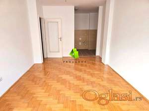 Neuseljavan dvoiposoban  stan u modernom stambenom kompleksu na atraktivnoj lokaciji na Bulevaru Nemanjića ID#7245