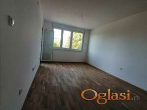 Nov neuseljavan prazan trosoban stan 53m2 - Adice