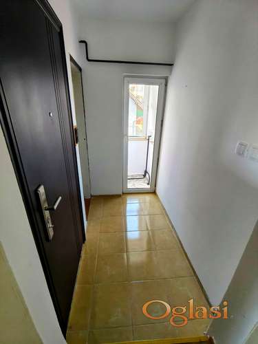 Dvorišni stan sa parkingom / uračunati troškovi