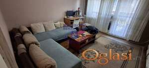 Izdaje se lepo namešten dvosoban stan na Keju, na trećem spratu stambene zgrade.