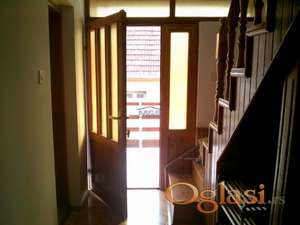 Spratna kuća u Rumi, uknjžena, odmah useljiva