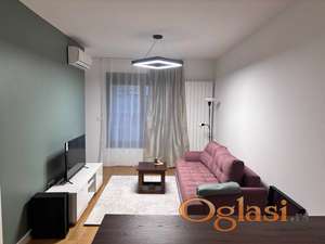 PRELEP DVOSOBAN STAN, SA GARAZNIM MESTOM, BANJSKA ULICA