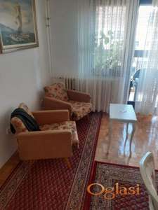 Na izdavanje odličan dvosoban, prostran stan na Novom Naselju.