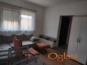 Lepa garsonjera sa parkingom