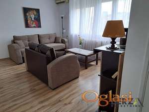 Trosoban stan 78 m² u Maksima Gorkog – Top lokacija kod Suda, lift, terasa i ostava