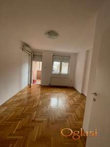 Dvosoban stan u Centru grada sa kuhinjskim elementima!