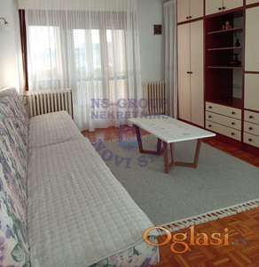 Izdaje se kompletno namešten dvosoban stan površine 51m², koji se nalazi u blizini Bulevara oslobođenja.