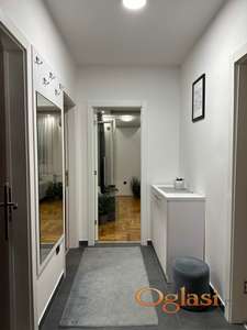 Namesten dvoiposoban stan sa duplim garaznim prostorom u Petrovaradinu