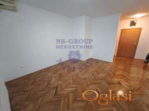 Predstavljamo Vam komforan dvosoban stan, na jednoj od najtraženijih lokacijia u gradu preko puta Futoške pijace.