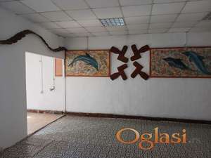 Izdaje se dvorišni lokal/magacin površine 90m² u blizini Bulevara Patrijarha Pavla