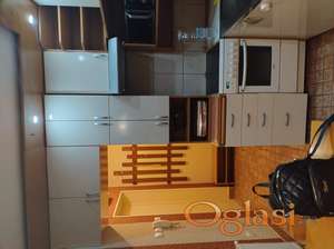 Odmah useljiv stan u Cara Dušana sa parking mestom