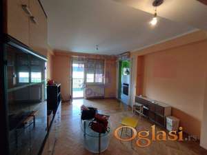 Odličan trosoban stan na Bulevaru!