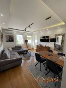 Prelep stan u kompleksu Kraljev Park sa GARAŽNIM MESTOM!-Odmah useljiv