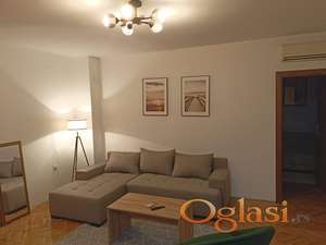 RENOVIRAN STAN,ODLIČNA LOKACIJA