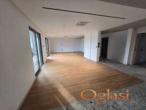 Retko u ponudi - petosoban stan površine 221m2 sa velikom krovnom terasom i garažnim mestom