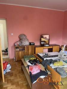 PROSTRANA PORODIČNA KUĆA NA MIRNOJ LOKACIJI- KLISA