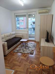 IZDAJEM NAMEŠTENU GARSONJERU NA ATRAKTIVNOJ LOKACIJI.